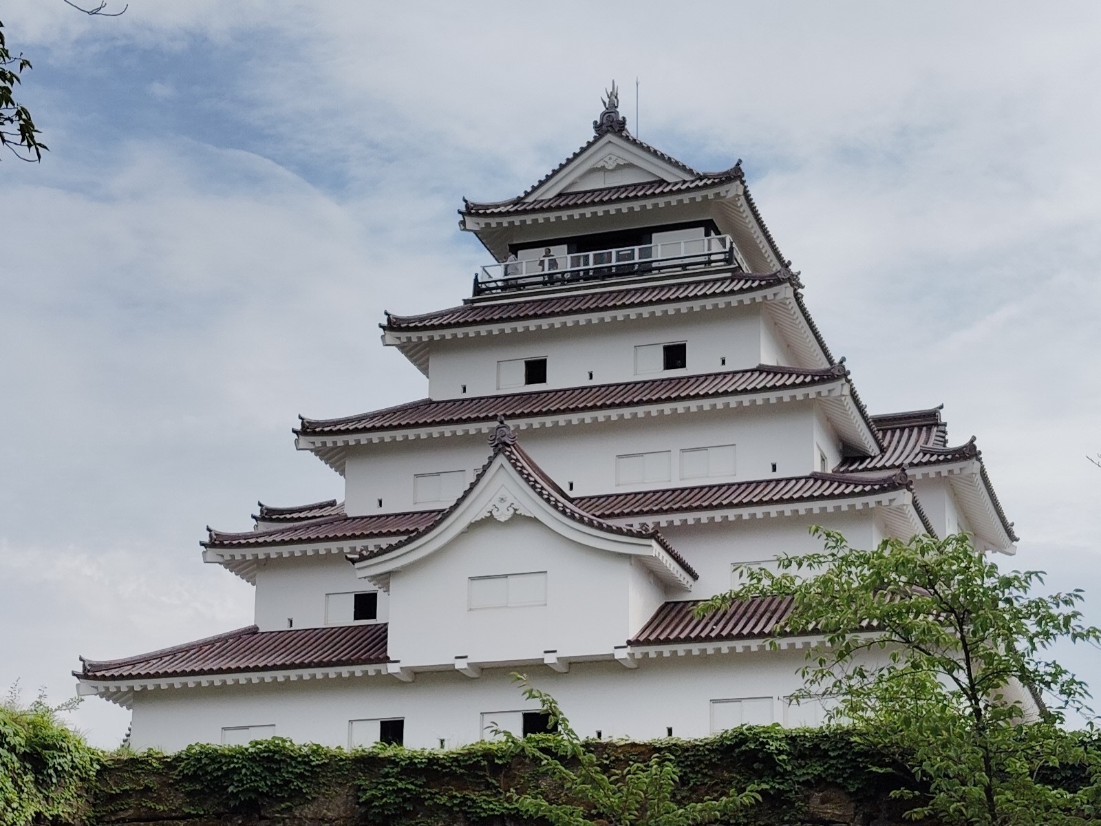 赤瓦をまとった唯一の天守閣「鶴ヶ城」