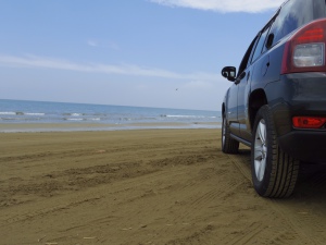 波打ち際を愛車で走る｢千里浜なぎさドライブウェイ｣