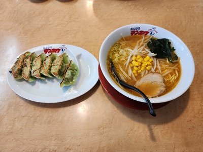 当店から徒歩約3分「テンホウ茅野豊平店」