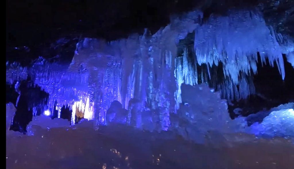 富岳風穴と鳴沢氷穴