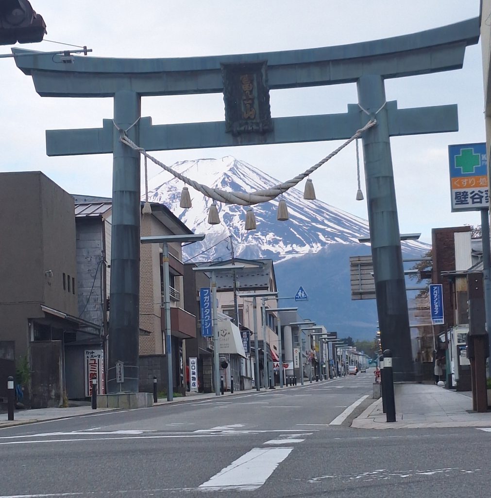 富士吉田の象徴　金鳥居